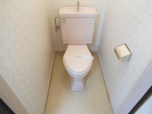 清和ハイツのトイレ|壁紙が華やかです☆