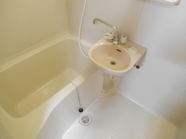 清和ハイツの浴室|洗面台付のお風呂です☆