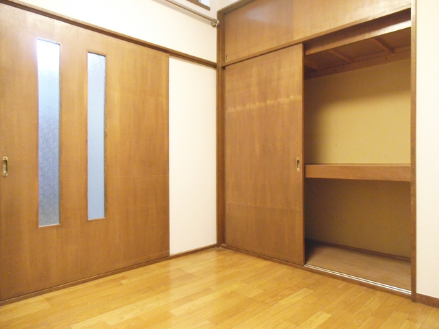 清和ハイツの居間・リビング|広めの収納付きのお部屋です☆