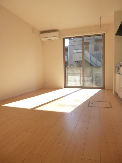 サンライズコートの居間・リビング|太陽の差し込むダイニング