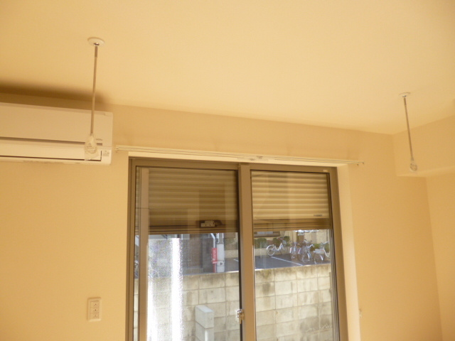 サンライズコートの内装|防犯シャッター＆室内物干しフック