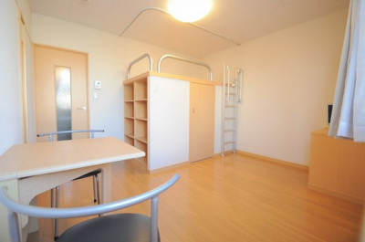 【寝室】 | レオネクストセントラルささ山 | 折りたたみ可能テーブル付き