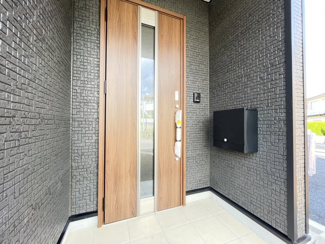 【玄関】 | 新築アーネストワン　4LDK　松並第二　①号棟　 | 大きな玄関収納
※類似物件の写真です
※現在建築中のため、類似の完成物件のご案内が可能です