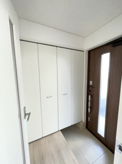 【居間・リビング】 | 新築アーネストワン　4LDK　松並第二　①号棟　 | ※類似物件の写真です
※現在建築中のため、類似の完成物件のご案内が可能です