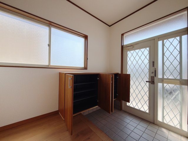 【中古戸建】藤岡市上大塚の玄関|■玄関｜毎日の「いってらっしゃい」や「お帰りなさい」を大切なご家族と過ごす玄関は〈使いやすさ〉を追求しております。玄関横の物入は急な来客時でもさっとお片付けできるスペースを確保しています。