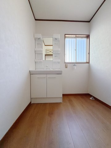 【中古戸建】藤岡市上大塚の独立洗面台|■洗面室｜大きな鏡で朝の身支度もラクラク♪毎日の忙しい準備が楽しくなる洗面所です(^^♪
