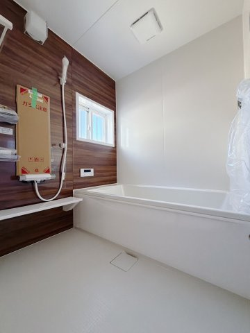 【中古戸建】藤岡市上大塚の浴室|■浴室｜デザイン性に優れた浴室♪1日の疲れを癒す、ゆったりとしたバスタイムをぜひお過ごしください(*＾＾*)大きな窓付きで嬉しい♪