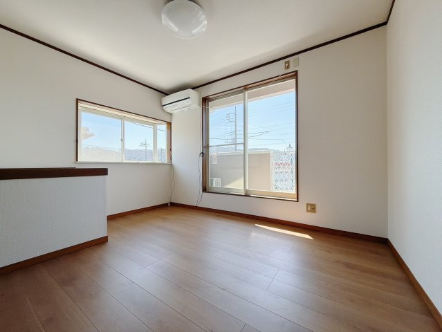【中古戸建】藤岡市上大塚の洋室|■2階洋室｜2階洋室には大きな窓をご用意しています。日中はあたたかな日差し差し込み自分時間も充実できますね＾＾