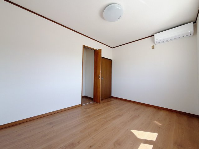 【中古戸建】藤岡市上大塚の洋室|■2階洋室｜2階各居室には収納をご用意しています♪常にお部屋を綺麗に保てます！小さなお子様も自然とお片付けができるようになるのでうれしいですよね！