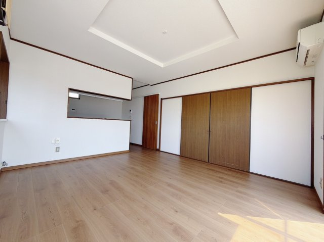 【中古戸建】藤岡市上大塚の居間・リビング|■ダイニング｜お家にいるけどおしゃれなカフェに来ているような感覚になってしまうカフェカウンター☆ご家族ひとりひとりがお気に入りの過ごし方を楽しめる空間です♪