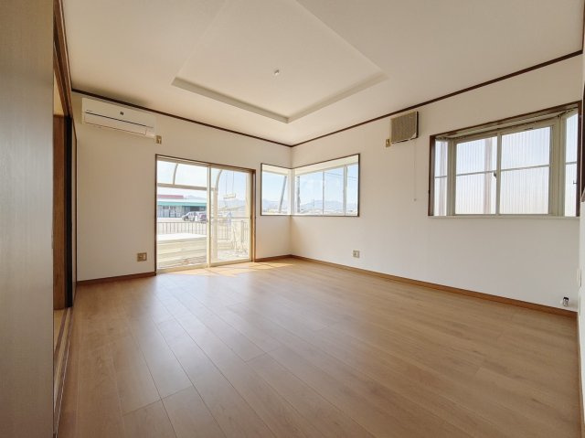 【中古戸建】藤岡市上大塚の居間・リビング|■リビング｜陽当たり良好のリビングダイニング♪賃貸では叶わなかった、お友達とのホームパーティや大音量で映画やテレビを楽しむことができます(*^^*)