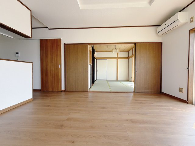 【中古戸建】藤岡市上大塚の居間・リビング|■リビング｜家族でゆったりくつろげる、居心地の良いリビング♪賃貸と違って、テレビや音楽の音を気にしなくて良いことが嬉しいですね(*＾＾*)