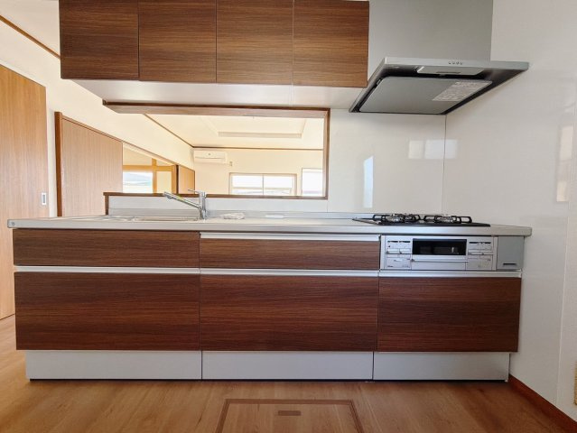 【中古戸建】藤岡市上大塚のキッチン|■キッチン｜作業がはかどる広々カウンタースペース。会話がはずむ「オープンキッチン」なので家族とのコミュニケーションも活発になります。