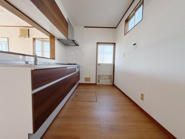 【中古戸建】藤岡市上大塚のキッチン|■キッチン｜ワークトップの幅が広く、お子様といっしょにお料理をつくったり、ちょっとしたパーティーも楽しめます。フラットなのでお掃除がしやすいのもポイントです♪