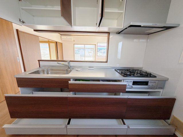 【中古戸建】藤岡市上大塚のキッチン|■キッチン｜大きなお鍋や調理用具のも出し入れラクラクな収納がたっぷり！毎日使う場所だからこそ、無理のない姿勢で作業できるのは嬉しいポイントですね(*＾＾*)♪