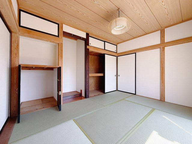 【中古戸建】藤岡市上大塚の和室|■1階和室｜「続き間の和室」は子育て世代にこそ適しています。お子様のお昼寝スペースや、洗濯物をたたむのに便利です。客間やリビングの延長としても使えます。