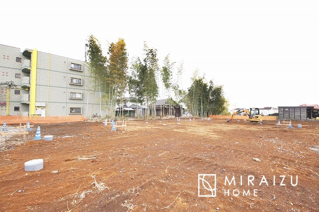 【外観】 | 通勤や家族の送迎など、毎日の生活にマイカーが欠かせない方にとって駐車場は大事な条件。敷地内にカースペースがあれば、お出かけやお買い物の際の搬入出も楽々です。