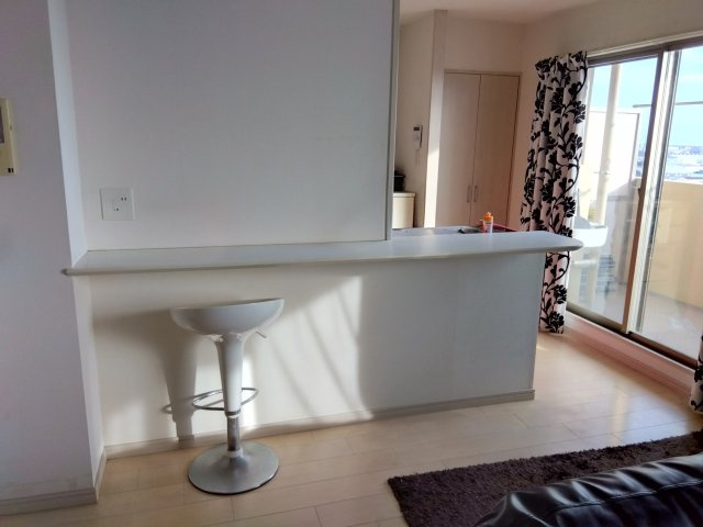 エンブルソレア今泉小前　富士市新橋町の内装|おしゃれなカウンターがあり、お子様の勉強スペースとしても使えます。