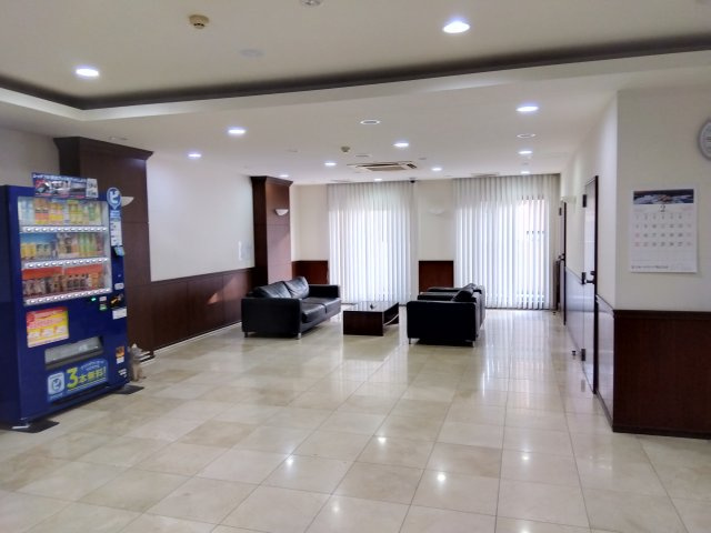 エンブルソレア今泉小前　富士市新橋町のロビー|広いロビーには自動販売機もあります。