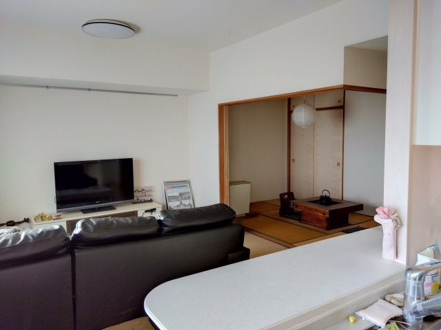 エンブルソレア今泉小前　富士市新橋町の居間・リビング|大きな窓のあるリビングです。明るく開放感があります。