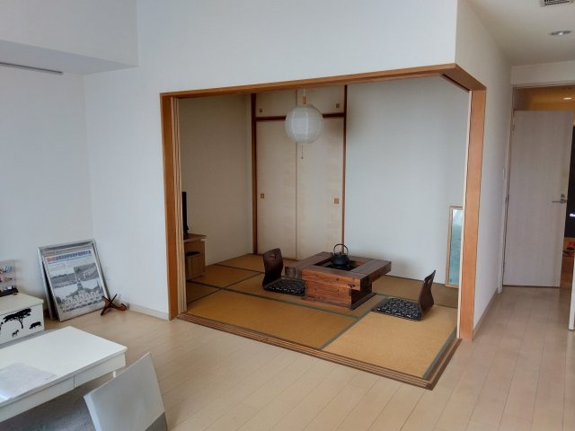 エンブルソレア今泉小前　富士市新橋町の和室|リビング隣に和室があります。小さなお子様の遊びスペースとしても使用できます。目の届く位置で見守れますね。