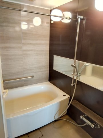 エンブルソレア今泉小前　富士市新橋町の浴室|浴室乾燥機付きです。雨の日も助かりますね。