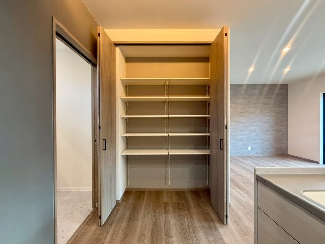 いの町枝川　新築戸建の収納|キッチン横の収納棚はパントリーとして大活躍します！