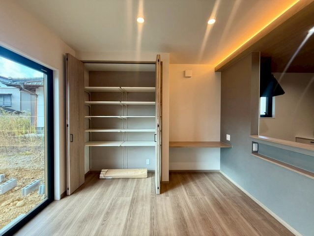 いの町枝川　新築戸建の居間・リビング|リビングにも大きな収納があるのですっきり片付けられそうですね。