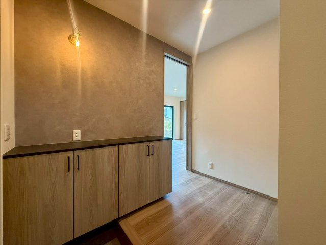 いの町枝川　新築戸建の玄関|こだわりの証明とアクセントクロスが光るおしゃれ空間来客をお出迎えします。