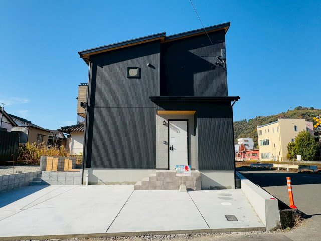 いの町枝川　新築戸建の外観|3台駐車可◎落ち着いた色合いの外観で街並みに調和。