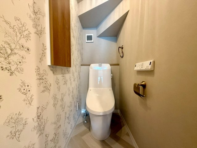 いの町枝川　新築戸建のトイレ|オシャレなアクセントクロスのトイレ☆壁収納でスッキリ。