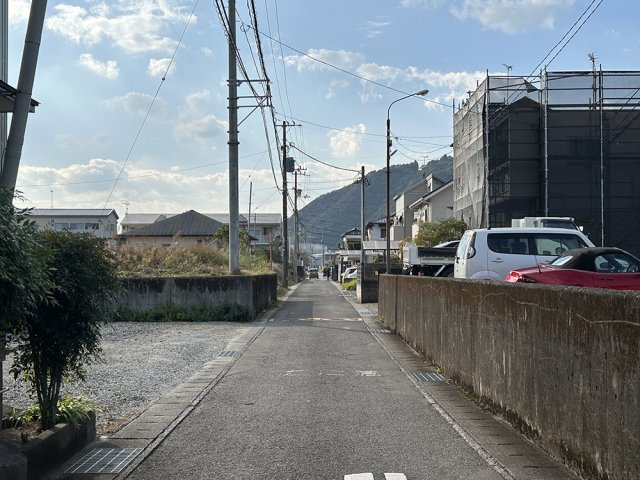 吾川郡いの町枝川13 新築戸建ての前面道路含む現地写真|駅・スーパーが近い好立地です。