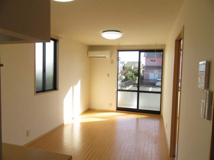 シェモアＢの居間・リビング|同建物内別部屋の写真です。