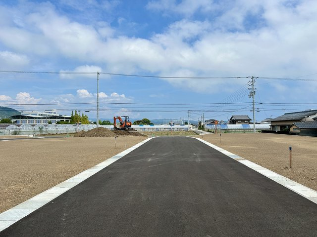 香南市野市町西野　新築一戸建て⑧の前面道路含む現地写真|新しく造成された整形地です。