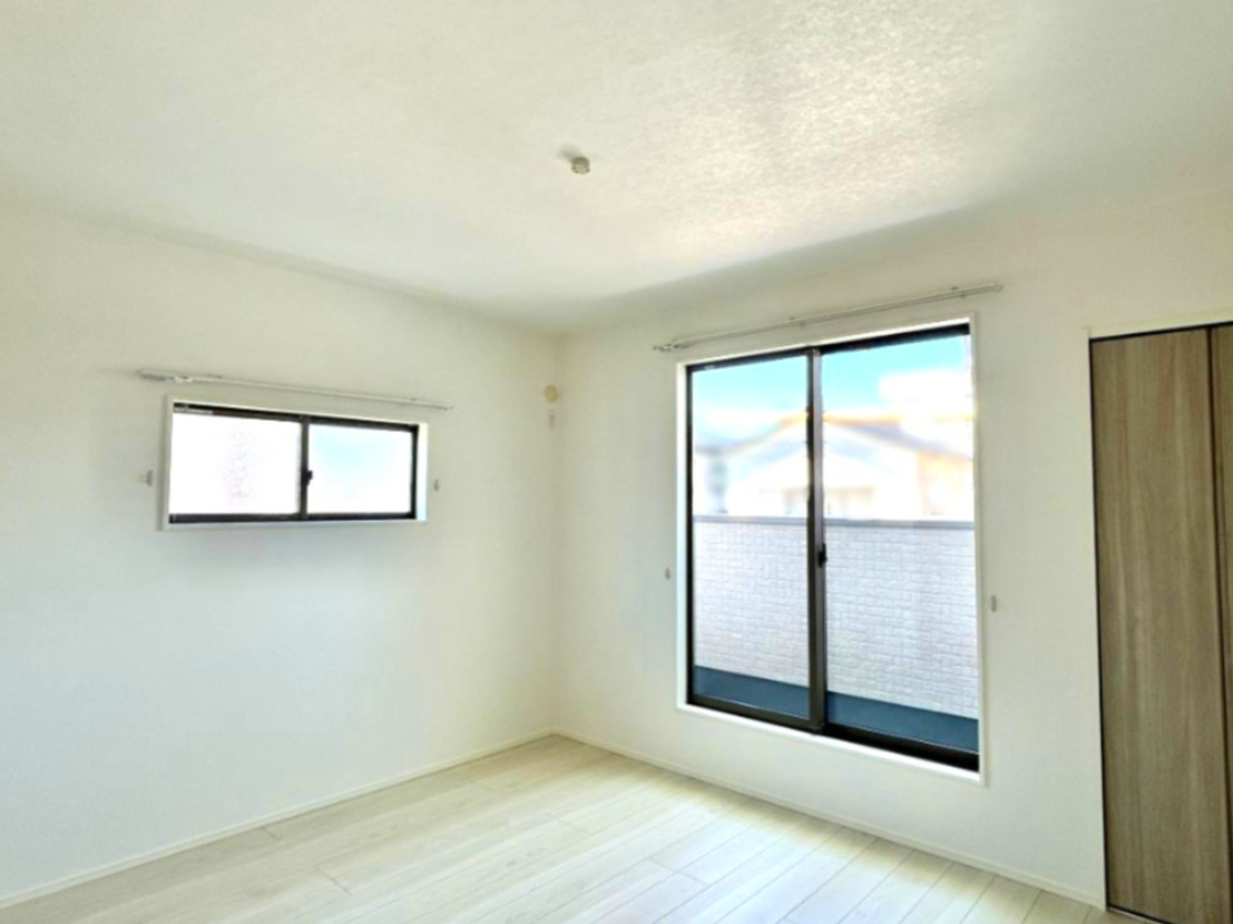 香南市野市町西野　新築一戸建て⑦の寝室|面採光で明るく、風通しの良い快適な寝室。南側にはバルコニーがあります。