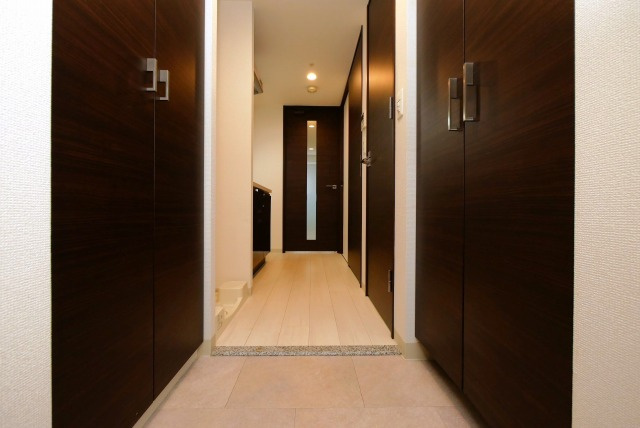 エステムコート難波WEST-SIDE Vアジュールの玄関