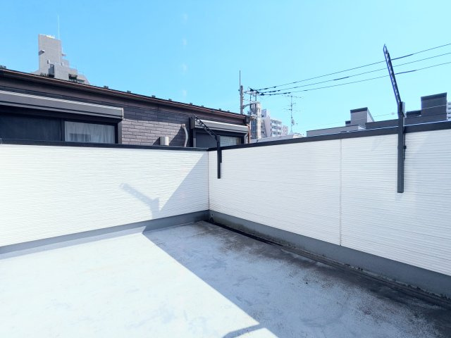 台東区東上野６丁目の戸建のバルコニー|～広々ルーフバルコニー写真～