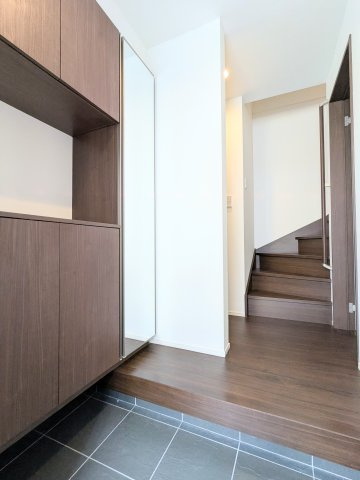 台東区東上野６丁目の戸建の玄関|～収納付き玄関写真～