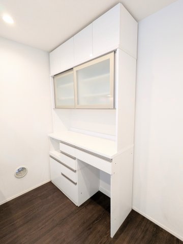 台東区東上野６丁目の戸建のキッチン|～キッチン裏の吊戸棚付カップボード写真～