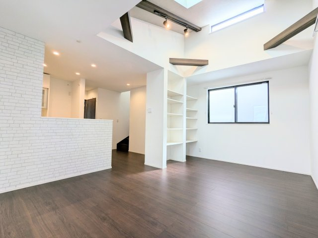 台東区東上野６丁目の戸建の居間・リビング|～吹き抜けで開放感あふれるリビング写真～