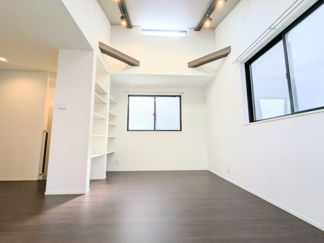 台東区東上野６丁目の戸建のダイニング|～吹き抜けで開放感あふれるリビング写真～