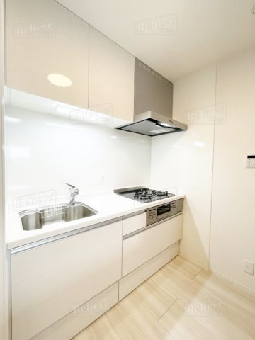 D-room 椿のキッチン|3口コンロ・グリル付のシステムキッチンです♪