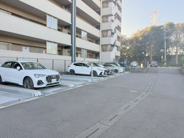 サンクレイドル新守谷ヴィバーチェの駐車場|共用部・駐車場