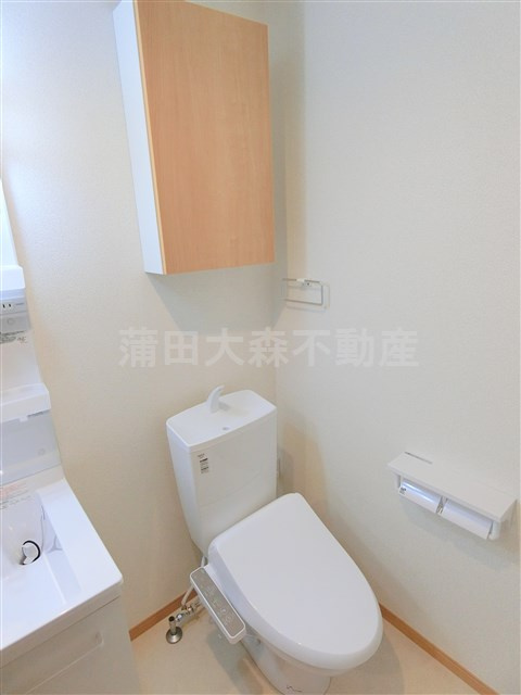 ソレイユ仲六郷のトイレ|棚収納と温水暖房便座付きのトイレ