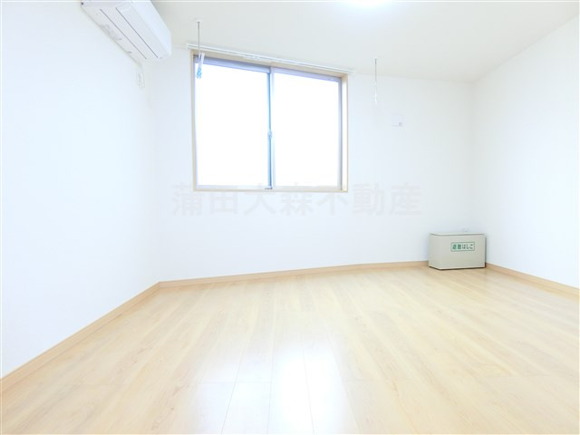 ソレイユ仲六郷の居間・リビング|角部屋の洋室7帖