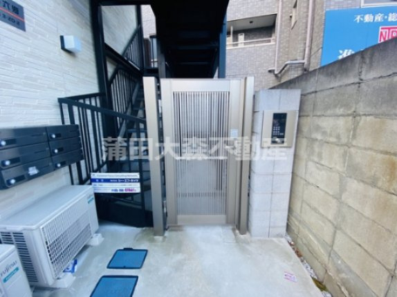 ソレイユ仲六郷のエントランス