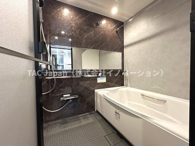 ブリリアタワー東京の浴室|【お風呂】
足を伸ばせる浴槽＆ワンタッチでお湯張や追焚が出来るオートバスで1日の疲れも快適にリフレッシュ。雨のお洗濯に威力を発揮する浴室換気乾燥機付き。