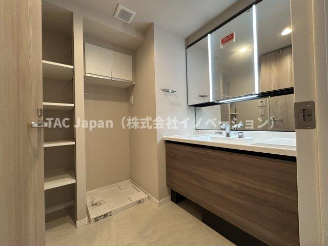 ブリリアタワー東京のその他|【パウダールーム】
三面鏡タイプの洗面化粧台を採用し、キャビネット収納はぎっしり色々な物を収納でき下部収納もございます。シャワーヘッドタイプを採用しておりますのでお掃除など楽々できます。