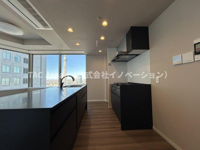 ブリリアタワー東京のキッチン|家族みんなが爽やかに健やかに過ごせるように、溢れる光をたっぷり取り込んだリビングダイニング。集いの場、憩いの場としての快適性を求めたやすらぎの空間です