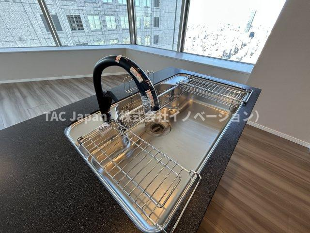 ブリリアタワー東京のキッチン|長い時間滞在するキッチンスペースだからこそ、食事の準備を楽しい時間に、忙しい時でもスムーズに無駄なく作業できる、お手入れも簡単にできるなど、毎日を楽しくするキッチンスペースに仕上げました。